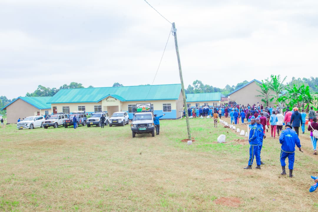 KIONGOZI WA MWENGE WA UHURU APONGEZA SEKONDARI YA KENYAMANYORI